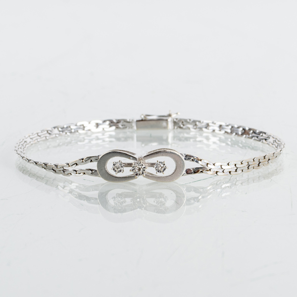 ARMBAND, 18k vitguld, med diamanter, 1900-tal, vikt ca 7 g