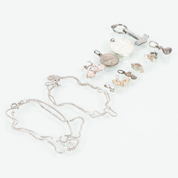 HALSKEDJOR OCH HÄNGEN, silver, bla sent 1900-tal