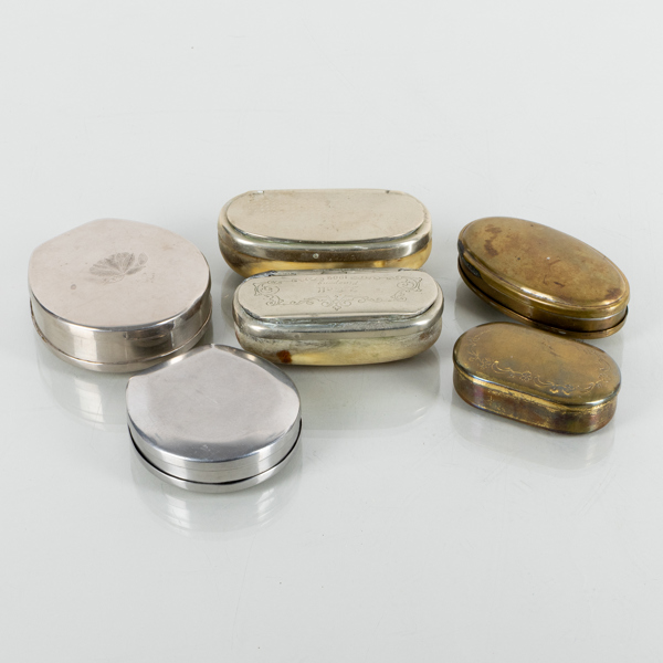 SNUSDOSOR, 6 st, metall och horn, sannolikt 1900-talets första hälft