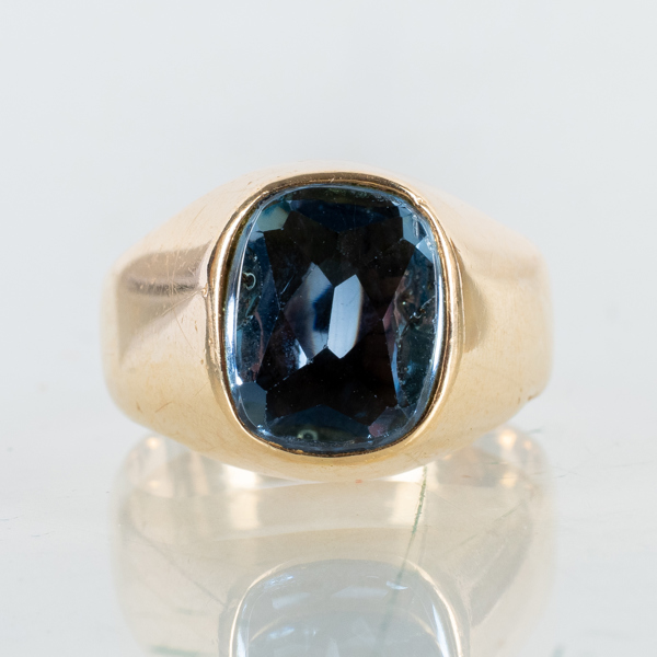 RING, 18k guld, med fasettslipad akvamarin, tot vikt ca 6,2 g