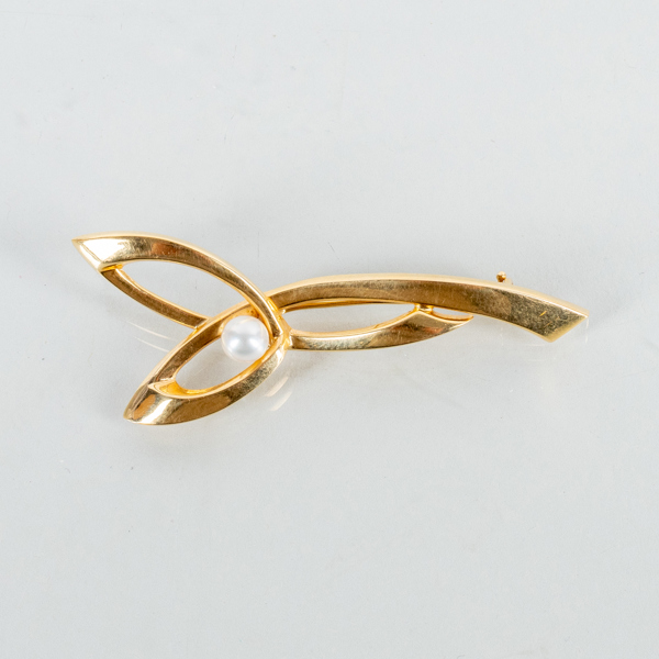 BROSCH, 18k guld, svenska stämplar 1957, med odlad pärla, tot vikt ca 3 g 