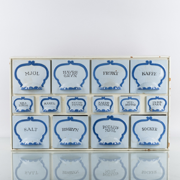 WILHELM KÅGE, kryddhylla, trä och porslin, "Blå Pyro", Gustavsberg, 1900-talets första hälft.