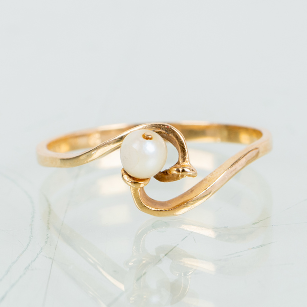 RING, 18K guld, med pärla, vikt ca 1,3 g