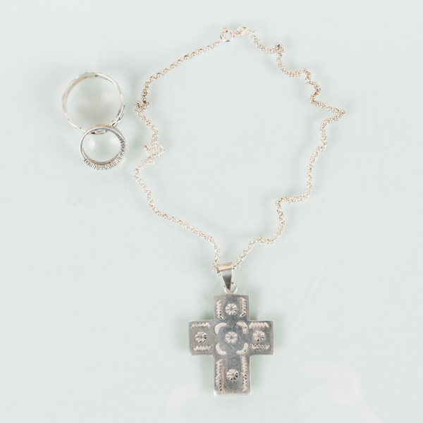 RINGAR, 2 st, SAMT HALSKEDJA MED HÄNGE, sterlingsilver, vikt ca 26 g