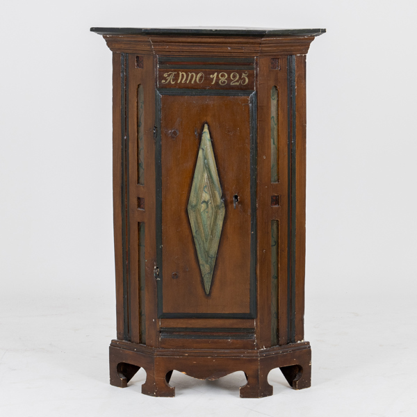 HÖRNSKÅP, allmoge, med datering 1825