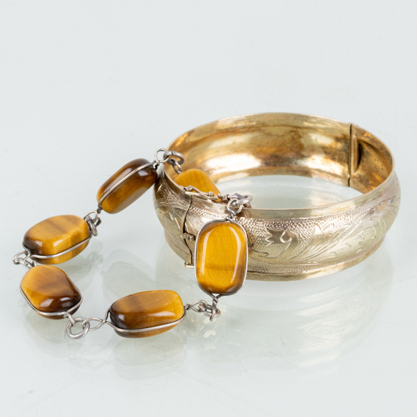 ARMBAND, 2 st, vit metall, tigeröga samt sliver, bla Sam Pettersson AB, 1950