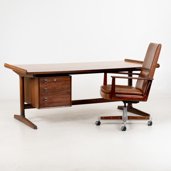 ARNE VODDER, tillskrivet, skrivbord och skrivbordsstol, fanér av riopalisander, 1960-/70-tal