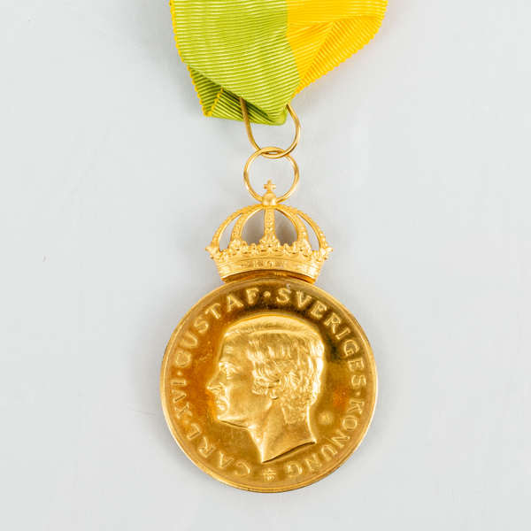 FÖRTJÄNSTMEDALJ, 18k guld, för lång och trogen tjänst, Kungliga Patriotiska sällskapet 1987, tot vikt ca 31,5 g