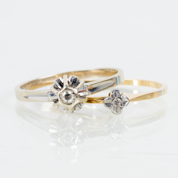 RINGAR, 2 st, 18k guld, med vita stenar, tot vikt ca 3 g