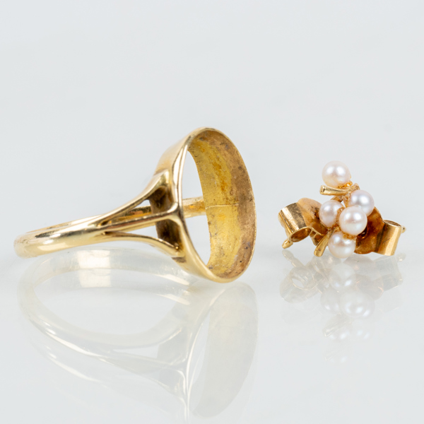 RING OCH 1 PAR ÖRHÄNGEN, 18k guld, tot vikt ca 4,5 g 