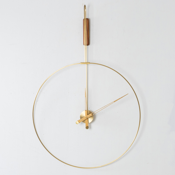 ANDRÉS MARTÍNEZ, väggur, borstad mässing och valnöt, "Micro daro clock", Nomon, formgiven 2022