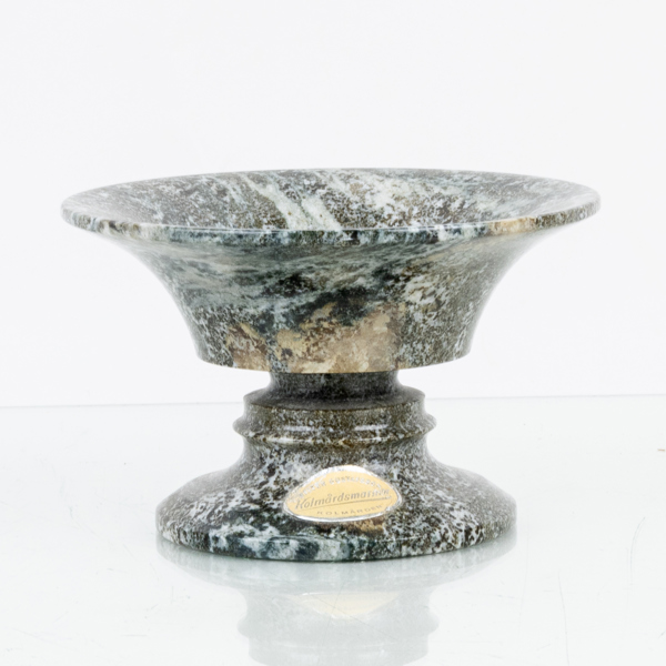 SKÅL PÅ FOT, kolmårdsmarmor, signerad och daterad WG 1974