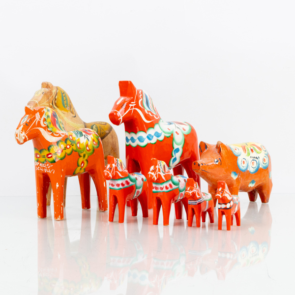 DALAHÄSTAR OCH SPARGRIS, 8 st, bemålat trä, Dalarna, 1900-talets andra hälft