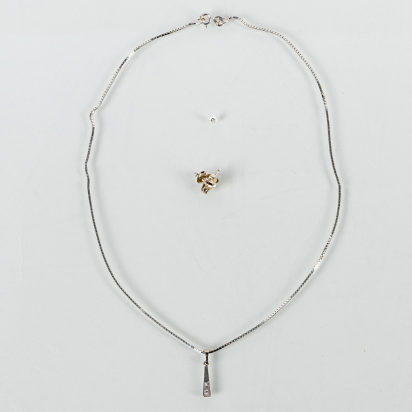 HALSKEDJA MED HÄNGE SAMT ÖRHÄNGEN, 1 par, 18k vitguld och diamanter