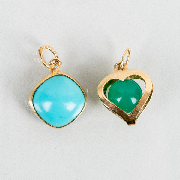 HÄNGEN, 2 st, 18k guld, med turkos och grön sten, tot vikt ca 1,9 g 