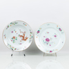 TALLRIKAR, 2 st, porslin, Kina, famille rose, Qianlong (1736-1795)