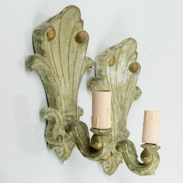 VÄGGLAMPETTER, 1 par, bemålat gips, 1900-talets första hälft
