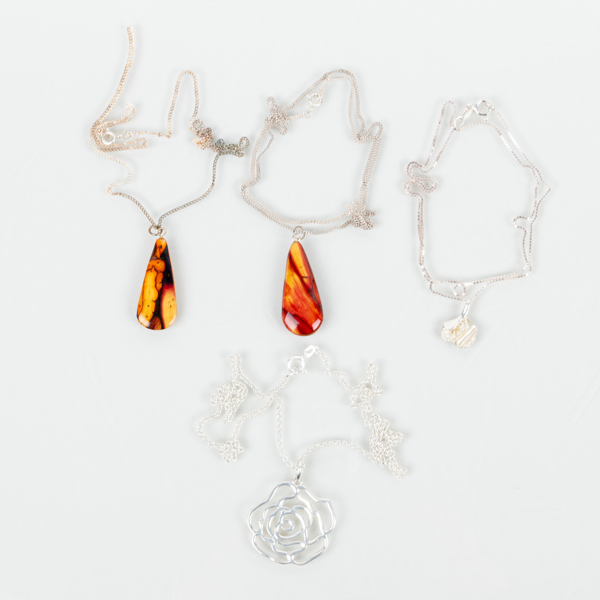 HALSKEDJOR MED HÄNGEN, 4 st, silver, 1900-/2000-tal