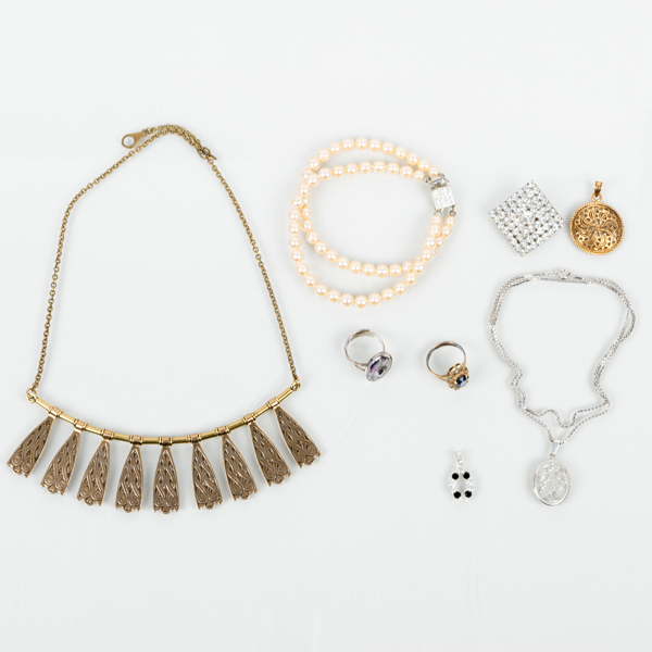 SAMLING BIJOUTERIER, 8 st, bla brons, 1900-tal