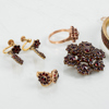 ARMBAND, BROSCH, RING SAMT 2 PAR ÖRHÄNGEN, med granater, 1900-tal