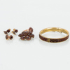 ARMBAND, BROSCH, RING SAMT 2 PAR ÖRHÄNGEN, med granater, 1900-tal