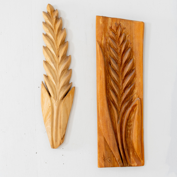 VÄGGSKULPTURER, 2 st, trä, signerade K-G, 1900-tal