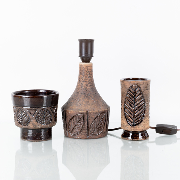 BORDSLAMPA OCH VASER, 3 st, keramik, Laholm, 1900-talets andra hälft