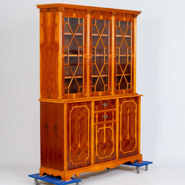 VITRINSKÅP, idegran, 1900-talets andra hälft