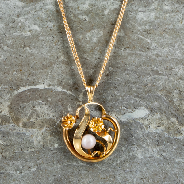 HALSKEDJA MED HÄNGE, 18k guld, med odlad pärla, tot vikt ca 7,2 g