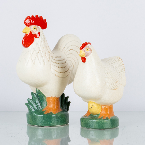  LISA LARSON, 2 st figurer, stengods, ur serien "Höns", K-studion -94, signerade