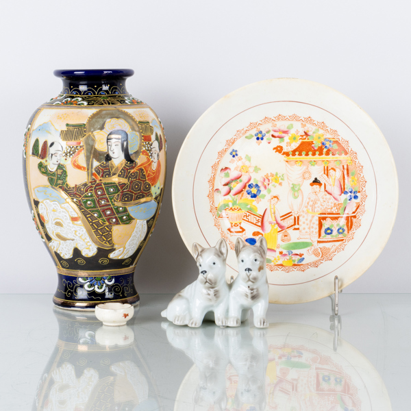 VAS, MINIATYRSKÅL, FIGURIN OCH FAT, porslin, Japan, bla Satsuma, 1900-tal