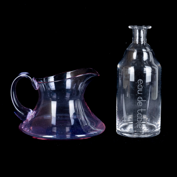 KARAFFER, 2 st, glas, bla Målerås, varav en signerad