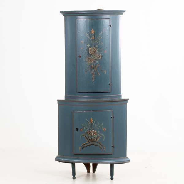 HÖRNSKÅP, allmoge, 1800-tal