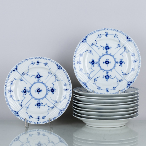 ROYAL COPENHAGEN, 11 st mattallrikar, porslin, "Musselmalet", Danmark