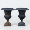 TRÄDGÅRDSURNOR, 1 par, gjutjärn, 1900-tal