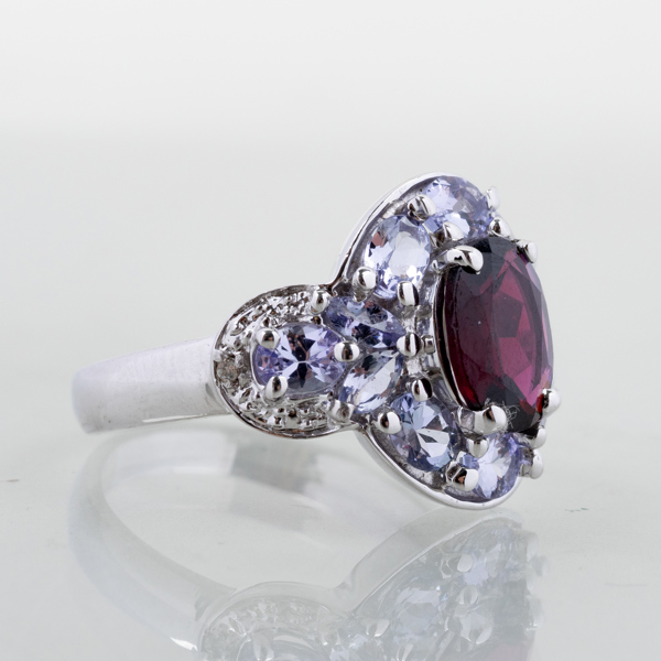 RING, sterlingsilver, med röd och ljusblå stenar, sent 1900-/2000-tal