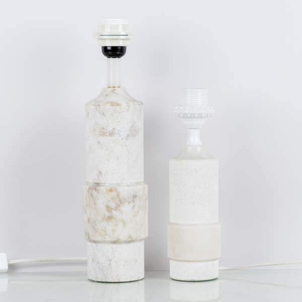 BORDSLAMPOR, 2 st, cararramarmor, sannolikt 1970-tal