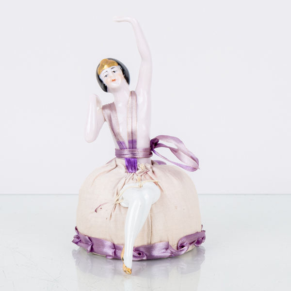 NÅLDYNA, porslin och tyg, 1900-talets första hälft