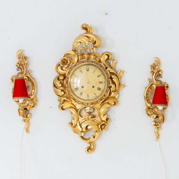 VÄGGPENDYL SAMT LAMPETTER, 1 par, förgyllt trä, rokokostil, 1900-tal