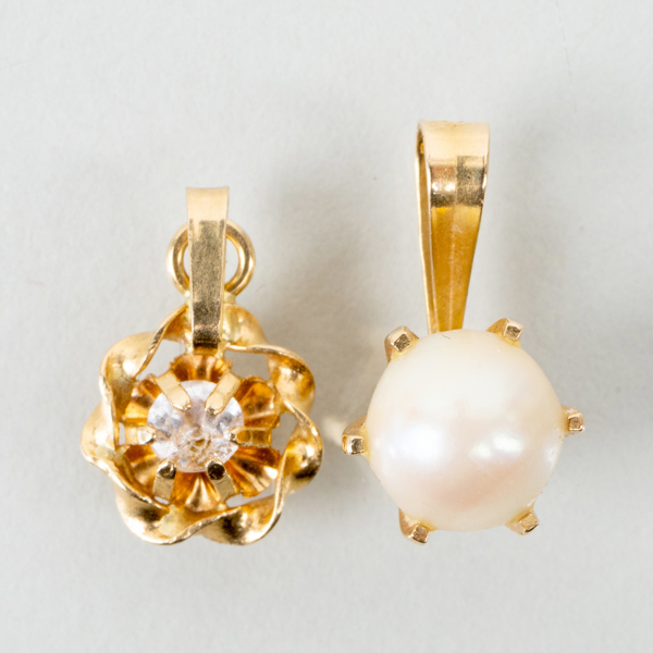 HÄNGEN, 2 st, 18k guld, tot vikt ca 1,3 g 