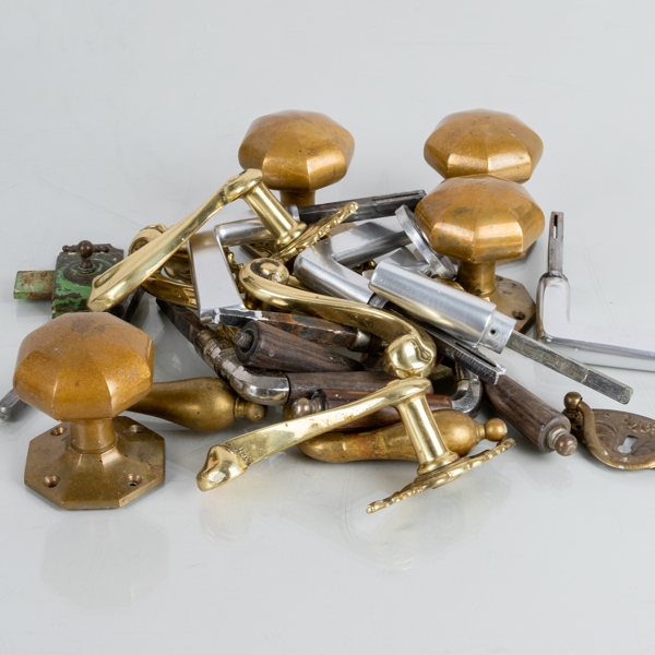 SAMLING BESLAG, bla mässing och metall, 1900-tal