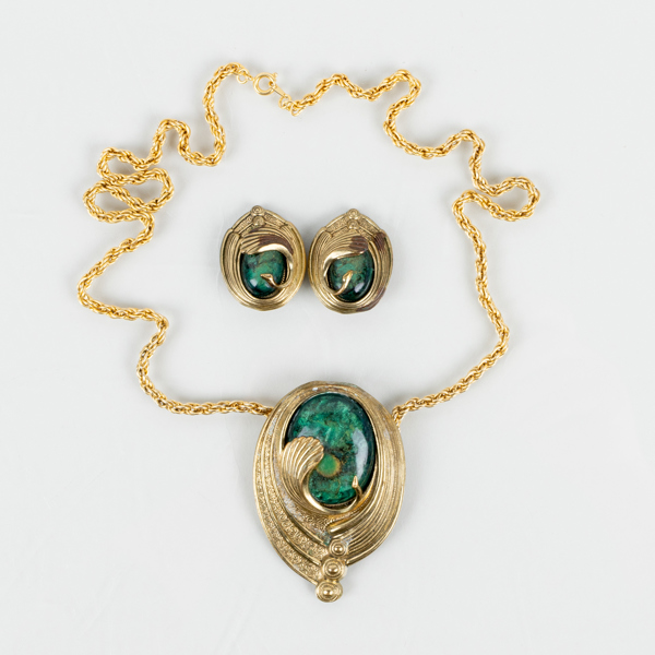 HALSKEDJA MED HÄNGE SAMT ÖRHÄNGEN, 1 par, mässing och glas, art dèco-stil, 1900-talets andra hälft