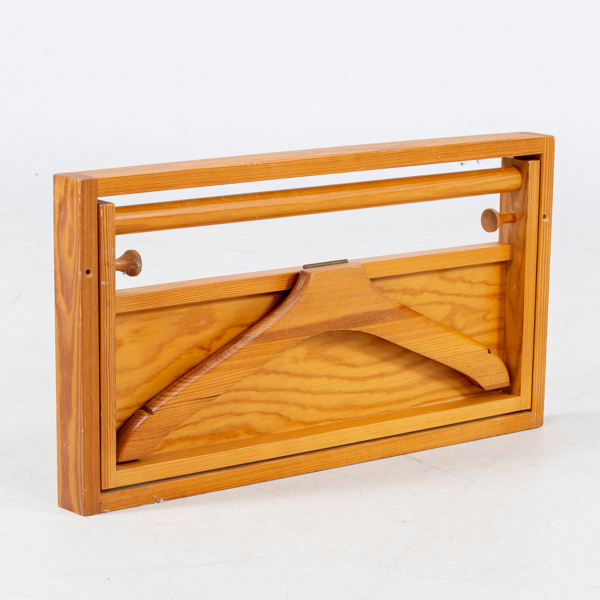 HERRBETJÄNT, för vägg, furu, 1900-talets andra hälft