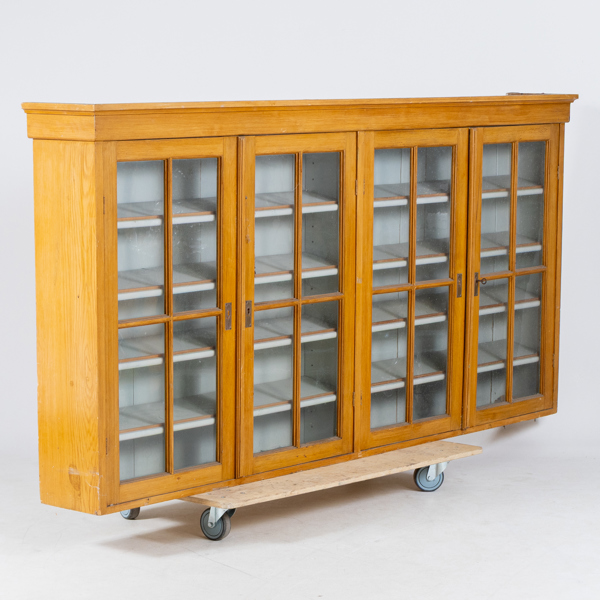 ÖVERSKÅP, med vitrin, 1900-talets första hälft 