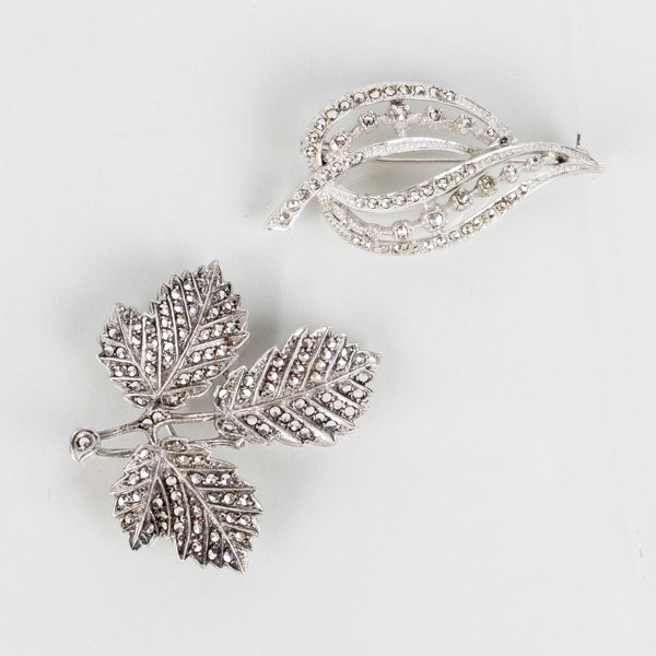 BROSCHER, 2 st, silver, med markasiter, 1900-talets mitt