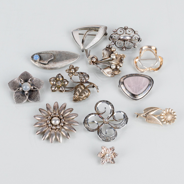 BROSCHER, 12 st, silver, bla Alton 1900-tal