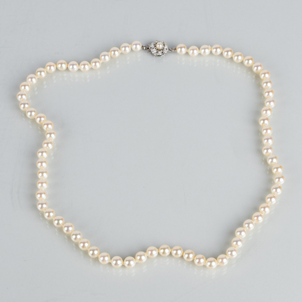 PÄRLCOLLIER, odlade pärlor, silverlås, 1900-talets andra hälft