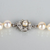 PÄRLCOLLIER, odlade pärlor, silverlås, 1900-talets andra hälft