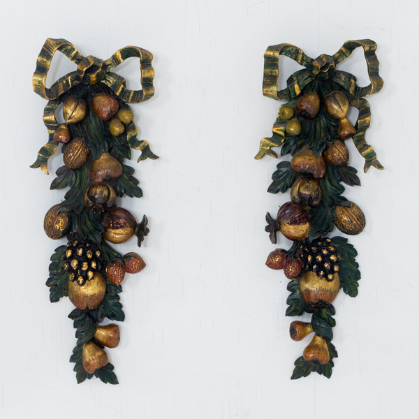 VÄGGDEKORATIONER, 1 par, målat trä, 1900-tal