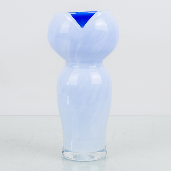 VAS, glas, Reijmyre glasbruk, signerad och daterad 1999